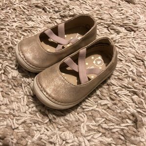 Size 4 Osh Kosh Genuine Kids cross cross shoe
